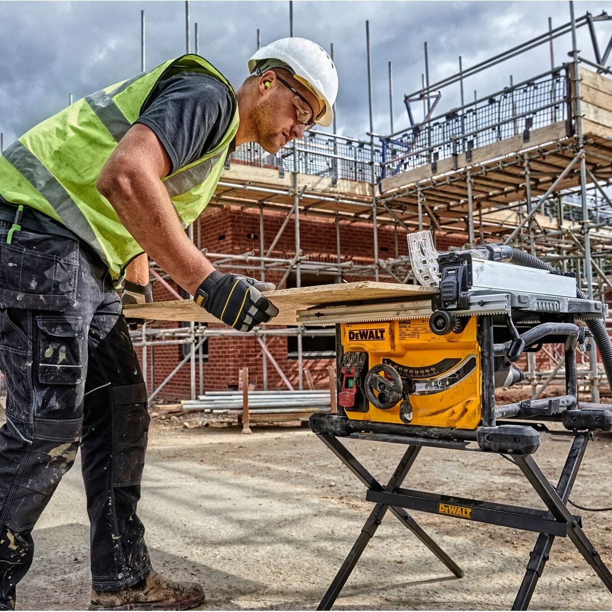 DWE7485-QS - Ferăstrău circular cu masă Dewalt DWE7485-QS 210mm 1850W - Imaginea 3